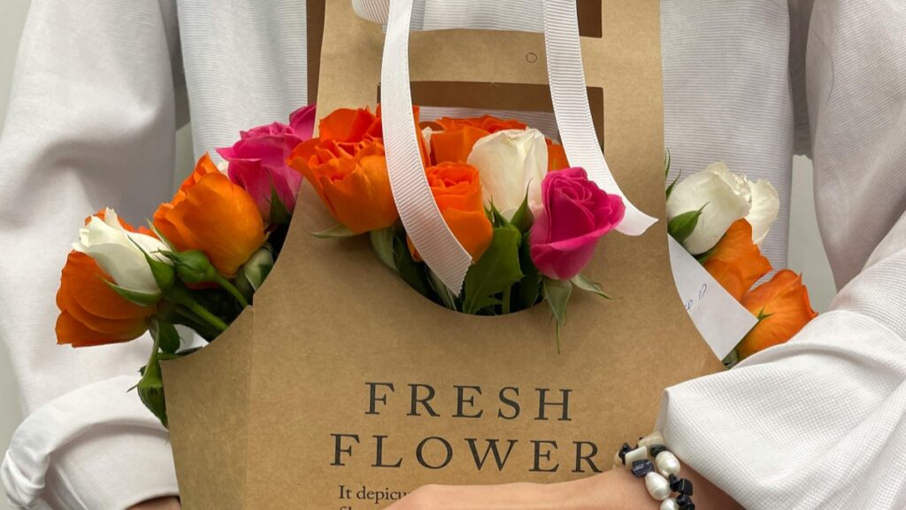 Бұл сүректе бір әйелгі қолымен"FRESH FLOWER"дейінгі сөздері бар,шығырлы гүлдері бар шығырлы қырық сүйенгі сақталған.Telegram арқылы ақша табудың жолы-сізге ойын-оңай,жекелеушіlikке жататын,жеке сіздің пейзажтарыңызды сақтау үшін.