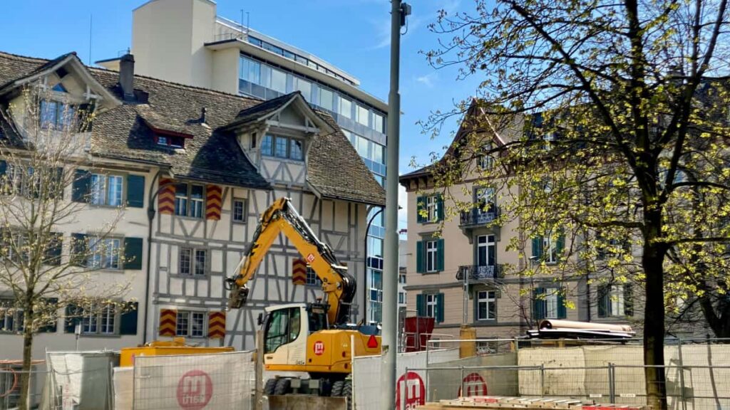 : Clubhouse , beauty .